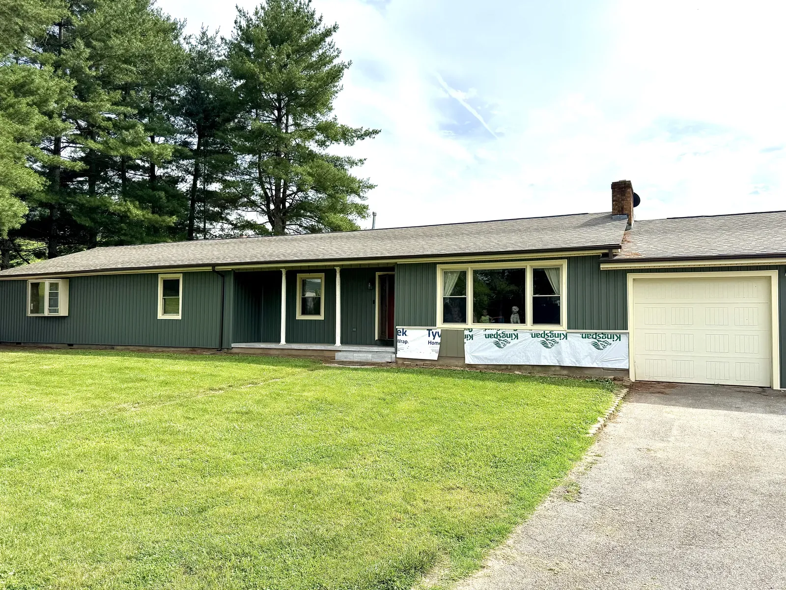 Ranch home and garage in Buchanan, VA
